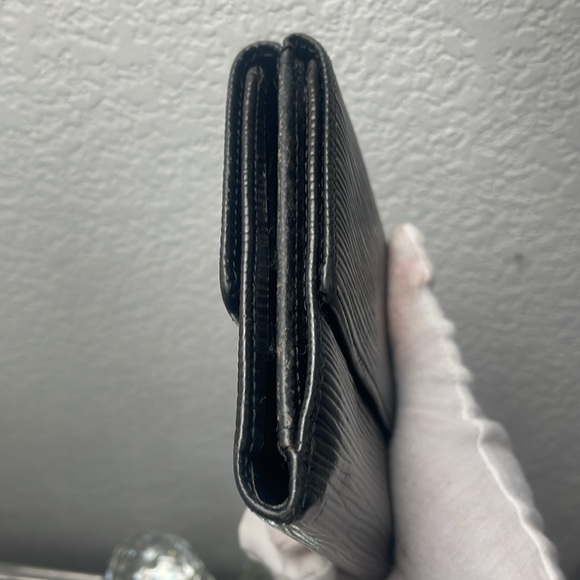 EUC Vintage LOUIS VUITTON Epi Leather Elise
Wallet - Picture 5 of 13